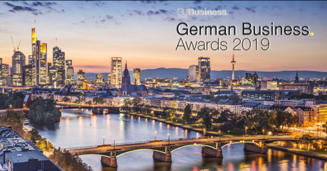 Banner mit Aufdruck „German Business Awards 2019“ und Blick auf Frankfurt am Main am Abend