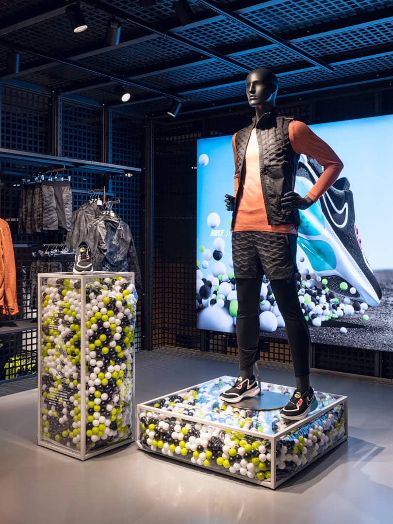 BRAINARTIST: Kampagnenmotive, Stele und Mannequin-Podest für die Inszenierung des Nike „Joyride Dual Run“ im Ochsner Sport in der Europaallee in Zürich, Schweiz