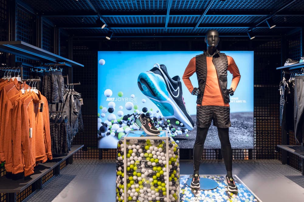 BRAINARTIST: Kampagnenmotiv, Stele und Mannequin-Podest für die Inszenierung des Nike „Joyride Dual Run“ im Ochsner Sport in der Europaallee in Zürich, Schweiz
