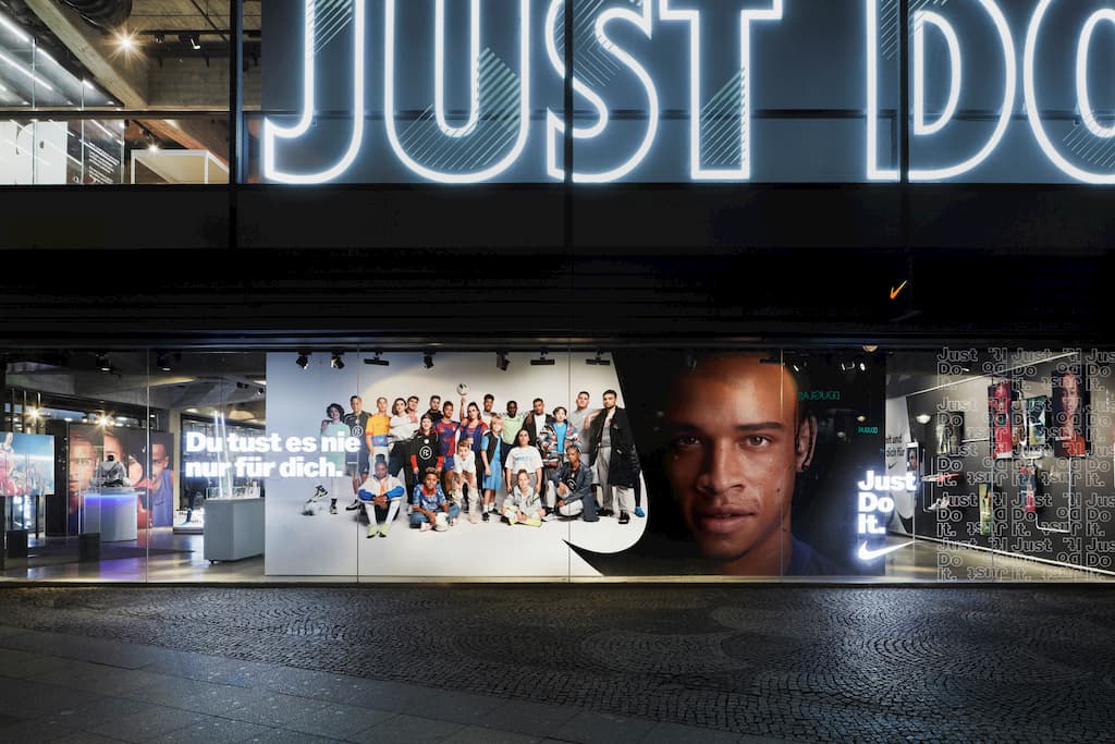 BRAINARTIST: Frontansicht des Nike-Stores in Berlin mit Motiven der „Du tust es nie nur für Dich.“-Kampagne
