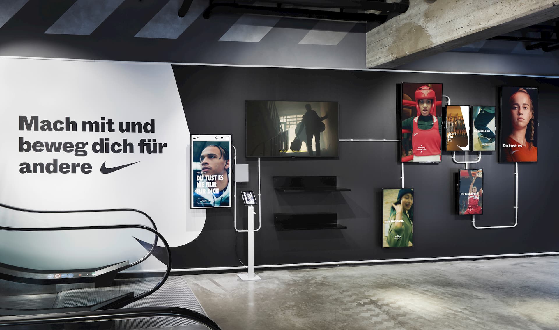 BRAINARTIST: Kampagnen-Motive an der Rolltreppenwand der „Du tust es nie nur für Dich.“-Kampagne im Berliner Nike-Store