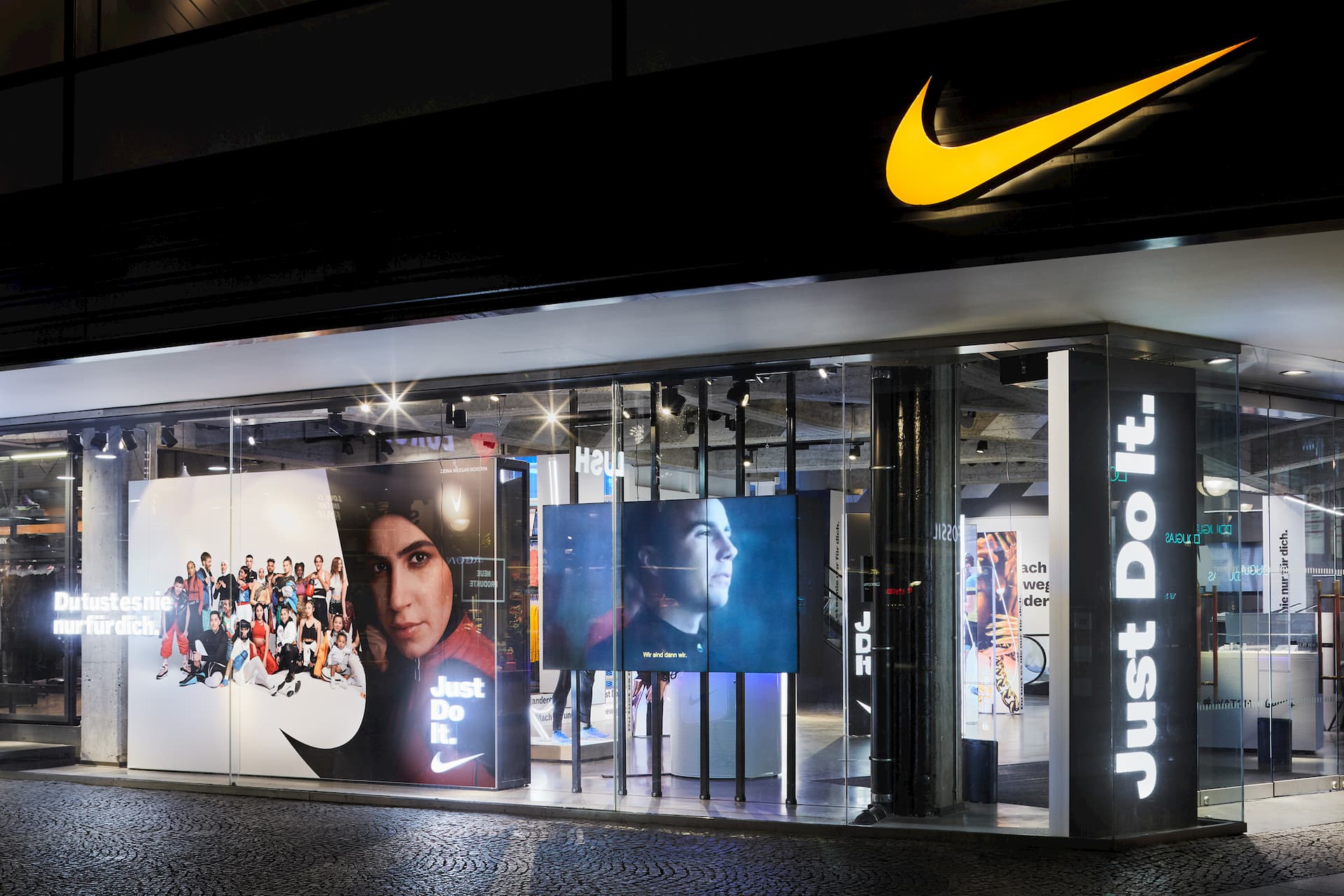 BRAINARTIST: Smartframe, Fenster- und Säulenbeklebung der „Du tust es nie nur für Dich.“-Kampagne im Nike-Store in Berlin