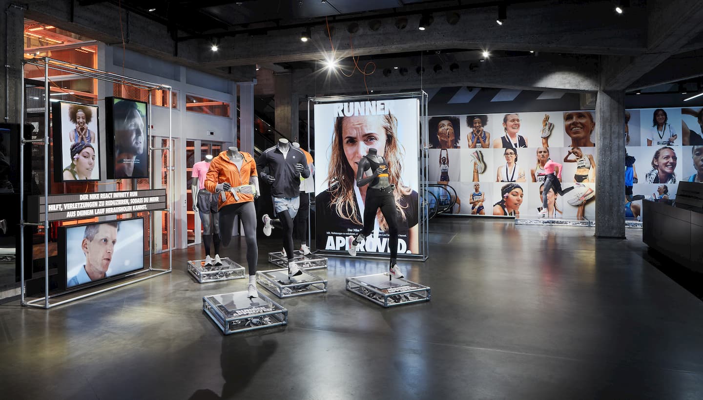 BRAINARTIST: Kampagnen-Motive an Mannequin-Podesten, Smartframes und Rolltreppenwand für den React Infinity Run Flyknit im Berliner Nike-Store