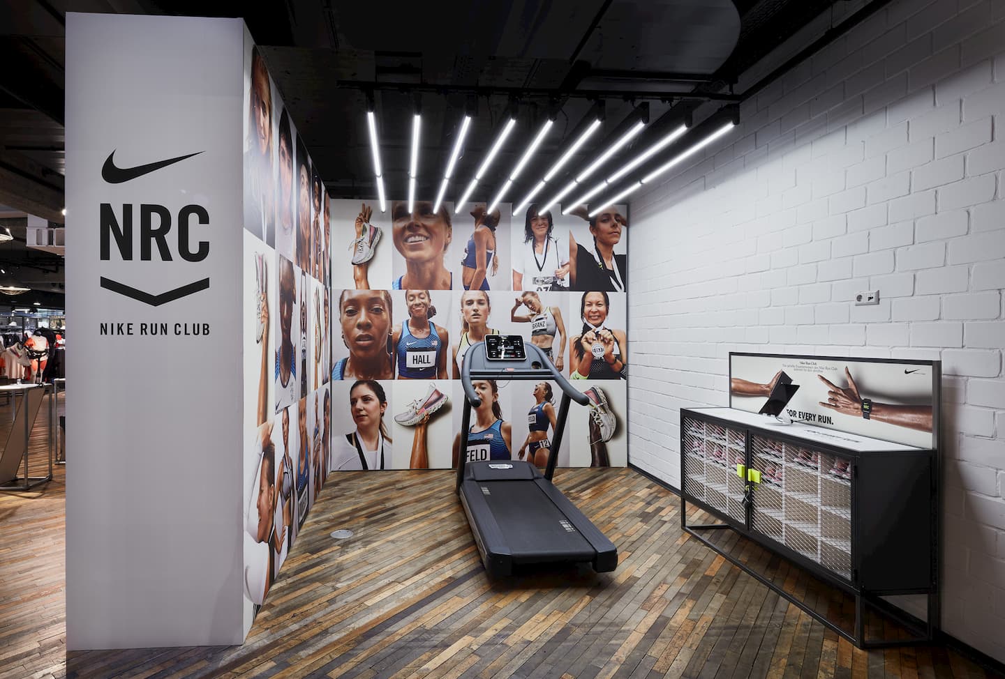 BRAINARTIST: Kampagnen-Motive, wie die Wandbeklebung für den „Nike Run Club“, in der Laufband-Nische zum Testen des React Infinity Run Flyknits im Berliner Nike-Store