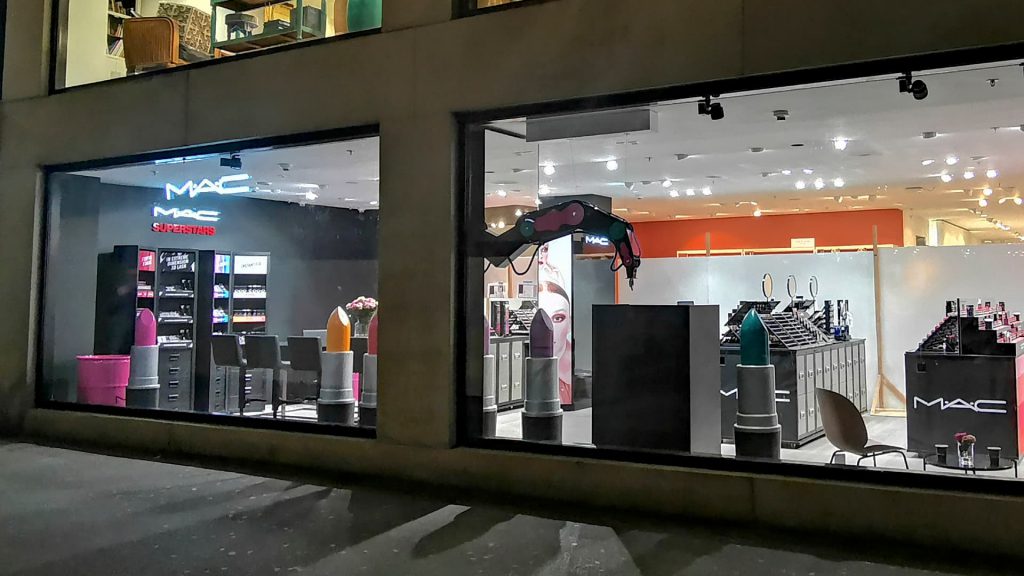 Die M·A·C-Präsentation im Globus in Zürich.