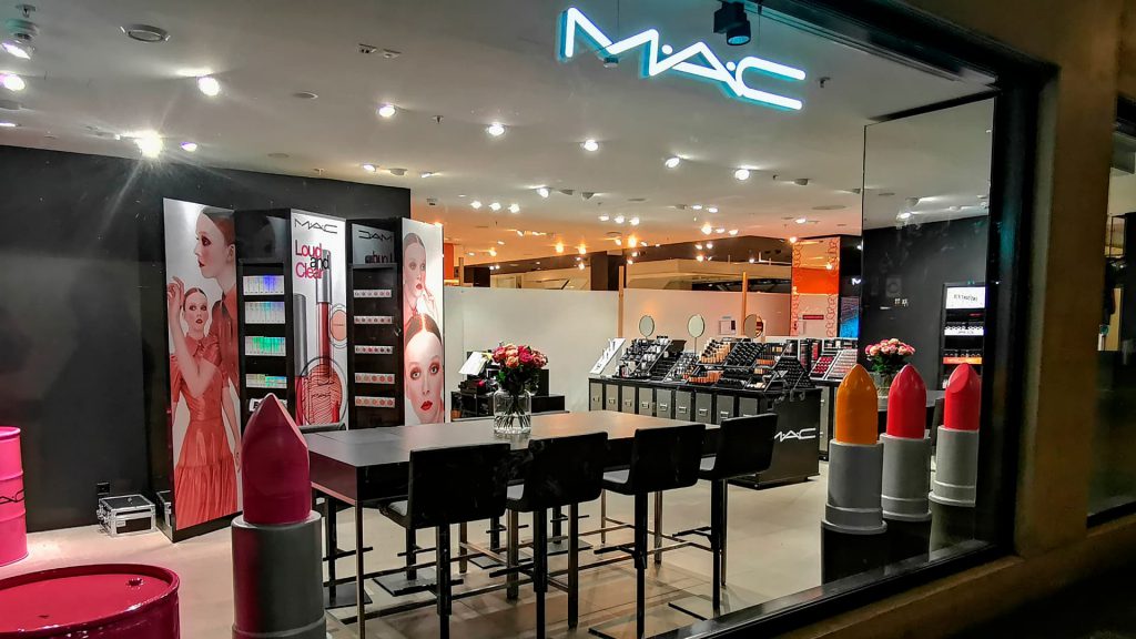 Die M·A·C-Präsentation im Globus in Zürich.