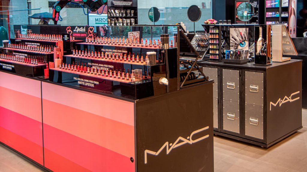 Die M·A·C-Präsentation im Globus in Zürich.