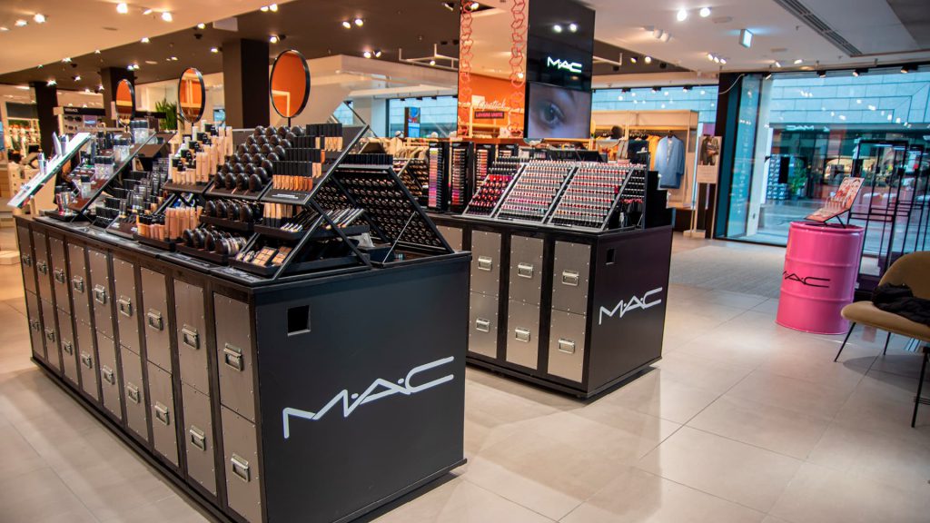 Die M·A·C-Präsentation im Globus in Zürich.