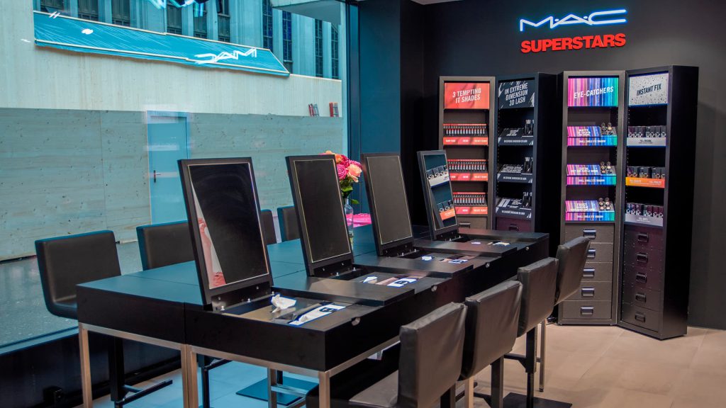 Die M·A·C-Präsentation im Globus in Zürich.