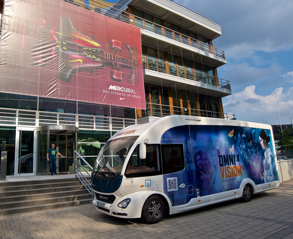 BRAINARTIST: unser MOST-Futuria-Roadshow-Bus für Omni-Vision vor dem ehemaligen Deutschland-Hauptsitz von Nike in Frankfurt am Main