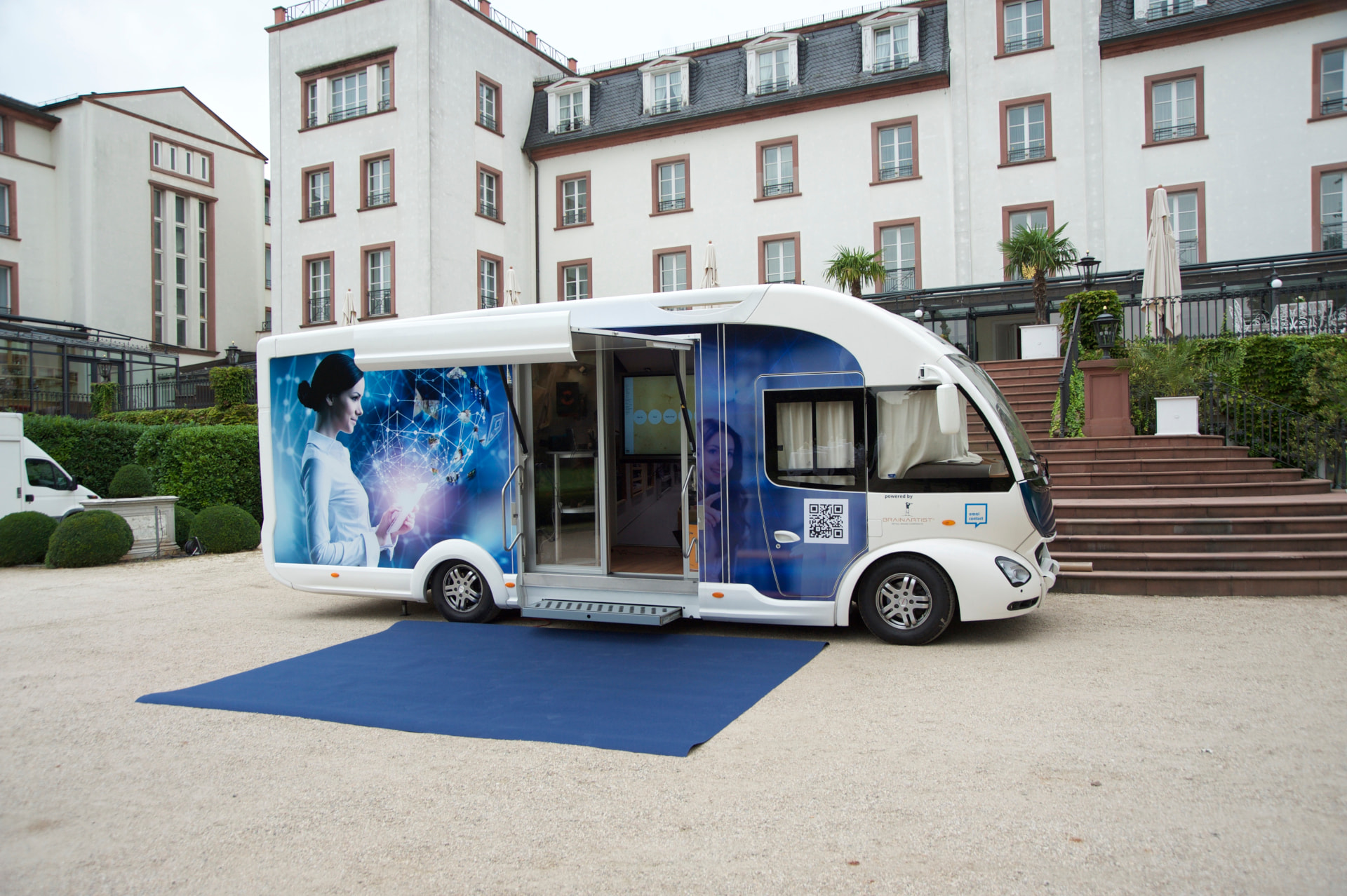 BRAINARTIST: der geöffnete MOST-Futuria-Roadshow-Bus für Omni-Vision vor dem Schloss Reinhartshausen