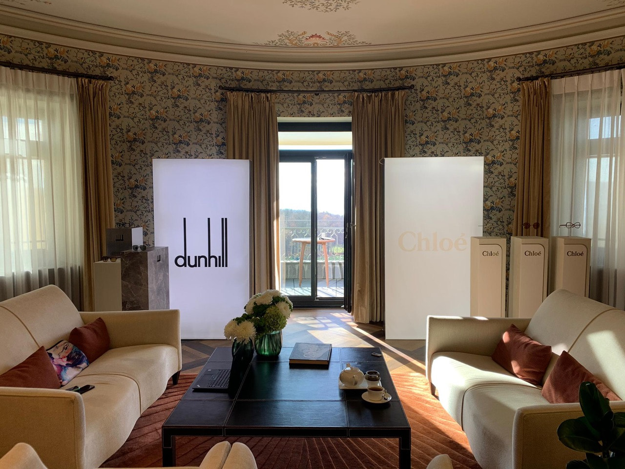 BRAINARTIST: Salon-Suite im Dolder Grand Hotel in Zürich mit gelieferten Leuchtkasten und Stelen von Dunhill und Chloé