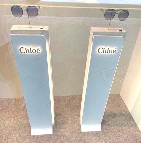Inszenierte Stele mit zwei Brillen aus der Frühjahr/Sommer-2021-Eyewear-Kollektion von CHLOÉ in den Galeries Lafayette in Berlin
